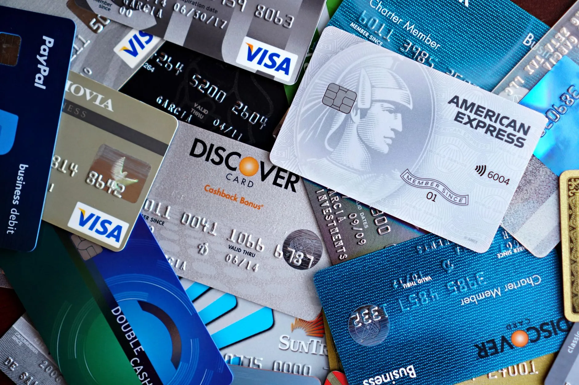 Swiss Credit Card Basics: How to Choose Between Visa, Mastercard and Bank-Issued Cards in Switzerland